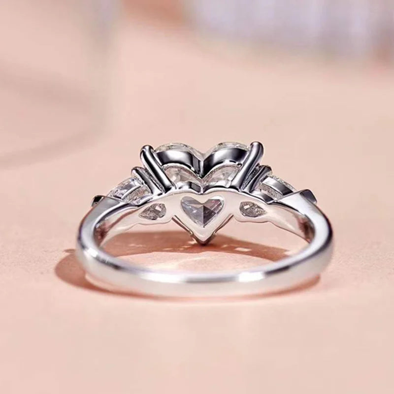 Huitan Trendy Love Jewelry Finger Ring Lady Wedding Bands with Brilliant Cubic Zirconia Silver Color Accessories for Engagement